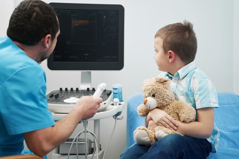 Ultrasonido renal y de vías urinarias en pediatría en Jalisco, México